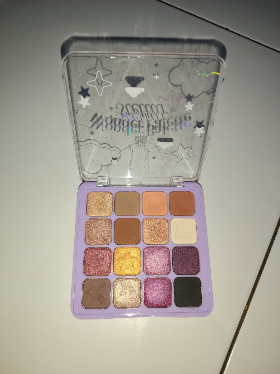 gysea_'s tweet photo. @unicefess eyeshadow justmiss no 3, kalo mau ambil 25k ajaa, baru beberapa kali pake aja yang di bagian atass https://t.co/ijJRaLFnzv