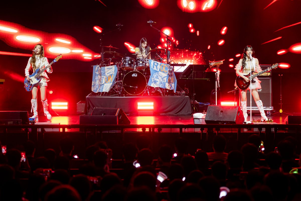 friedrice_live's tweet photo. It was truly a 𝑯𝒂𝒓𝒎𝒐𝒏𝒚 𝒐𝒇 𝑺𝒕𝒂𝒓𝒔 at the 𝗤𝗪𝗘𝗥 𝟭𝗦𝗧 𝗪𝗢𝗥𝗟𝗗 𝗧𝗢𝗨𝗥 <𝗥𝗢𝗖𝗞𝗔𝗧𝗜𝗢𝗡> 𝗶𝗻 𝗦𝗜𝗡𝗚𝗔𝗣𝗢𝗥𝗘 🇸🇬 Singapore Bawiges, thank you for showering QWER with all your love, screams and energy! 💖🔥🎸🥁🎤

#QWER
#ROCKATION #ROCKATIONinSINGAPORE
#쵸단 #CHODAN
#마젠타 #MAGENTA
#히나 #HINA
#시연 #SIYEON
#YJPARTNERS
#FriedRiceEnt #Singapore