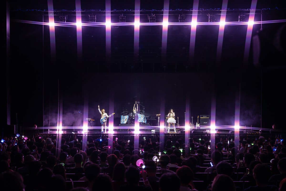 friedrice_live's tweet photo. It was truly a 𝑯𝒂𝒓𝒎𝒐𝒏𝒚 𝒐𝒇 𝑺𝒕𝒂𝒓𝒔 at the 𝗤𝗪𝗘𝗥 𝟭𝗦𝗧 𝗪𝗢𝗥𝗟𝗗 𝗧𝗢𝗨𝗥 <𝗥𝗢𝗖𝗞𝗔𝗧𝗜𝗢𝗡> 𝗶𝗻 𝗦𝗜𝗡𝗚𝗔𝗣𝗢𝗥𝗘 🇸🇬 Singapore Bawiges, thank you for showering QWER with all your love, screams and energy! 💖🔥🎸🥁🎤

#QWER
#ROCKATION #ROCKATIONinSINGAPORE
#쵸단 #CHODAN
#마젠타 #MAGENTA
#히나 #HINA
#시연 #SIYEON
#YJPARTNERS
#FriedRiceEnt #Singapore