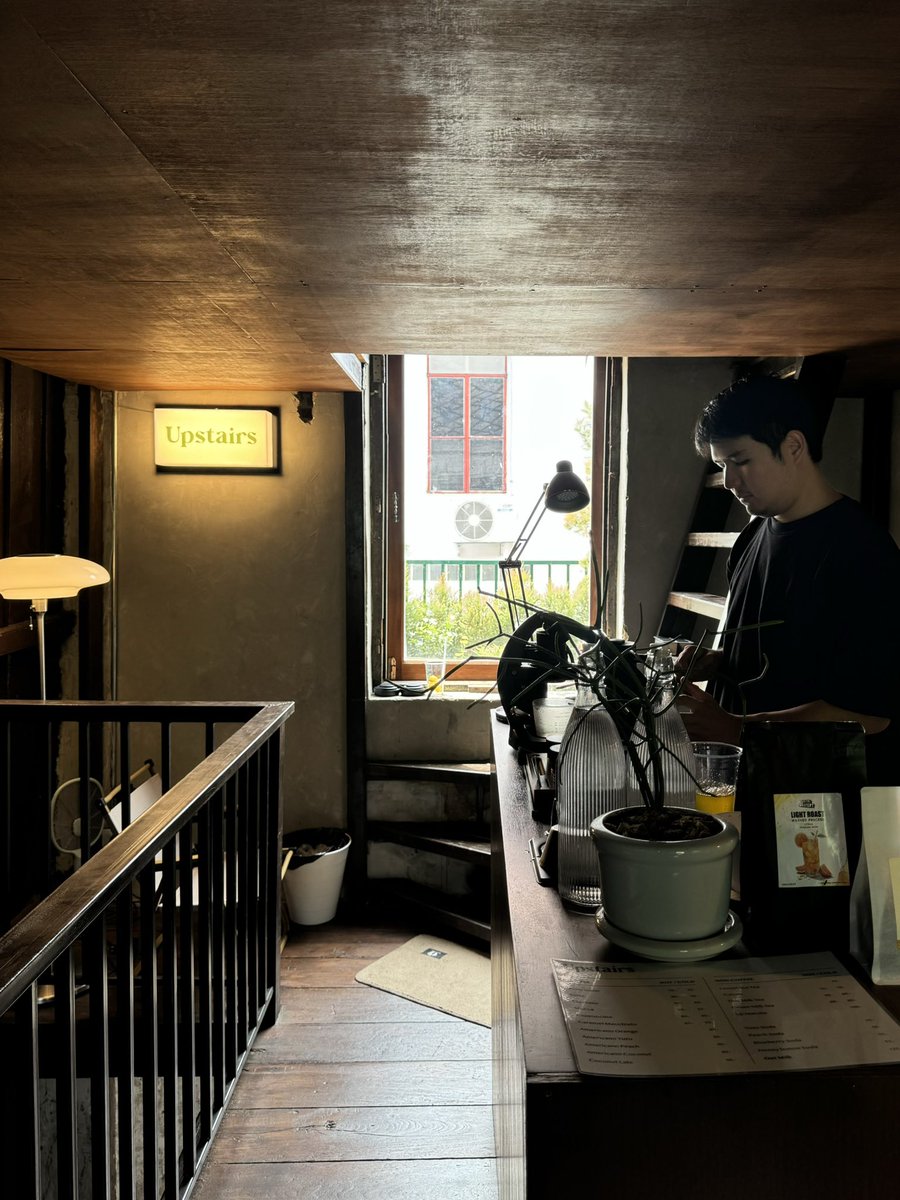 ชั้นบนมีร้านกาแฟ Upstairs Slowbar ด้วย กินเตี๋ยวแล้ว กินกาแฟต่อได้เลยคับ