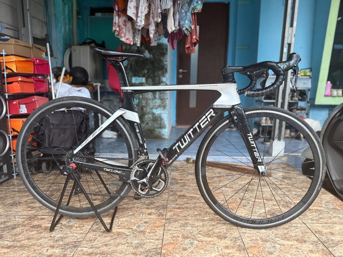 Qoalaaaa's tweet photo. Twitter Cyclone 2.0 Size S//49, clean look, full carbon
Rim brake
GS: Shimano 105+crankset FSA Gossamer
jual murah 9jt ajah negoin kak

#fnfjb https://t.co/KqpFWwEGmW