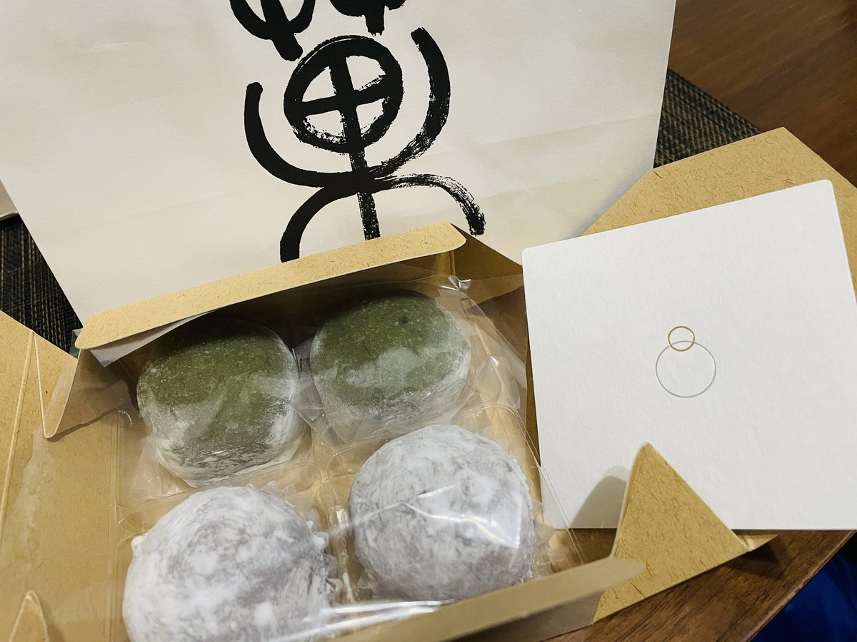 masakolea's tweet photo. 昨日は鈴懸のいちご大福と塩豆大福でお祝いしました💕 https://t.co/lfRYaixUqb