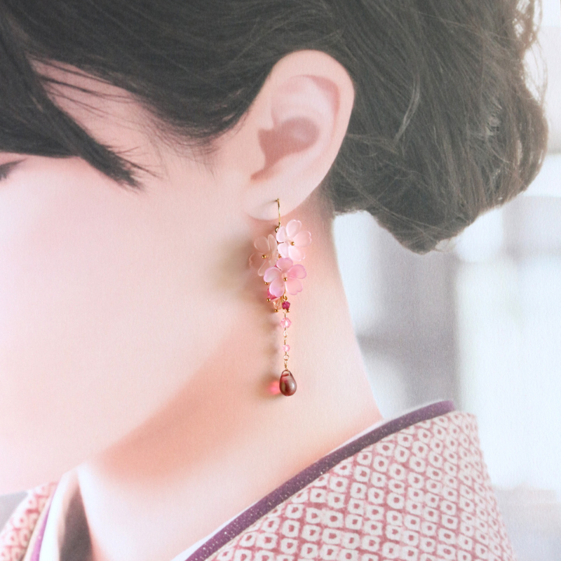 枝垂れ桜のピアス、再入荷しました🌸 少しうつむきがちに咲く枝垂れ桜