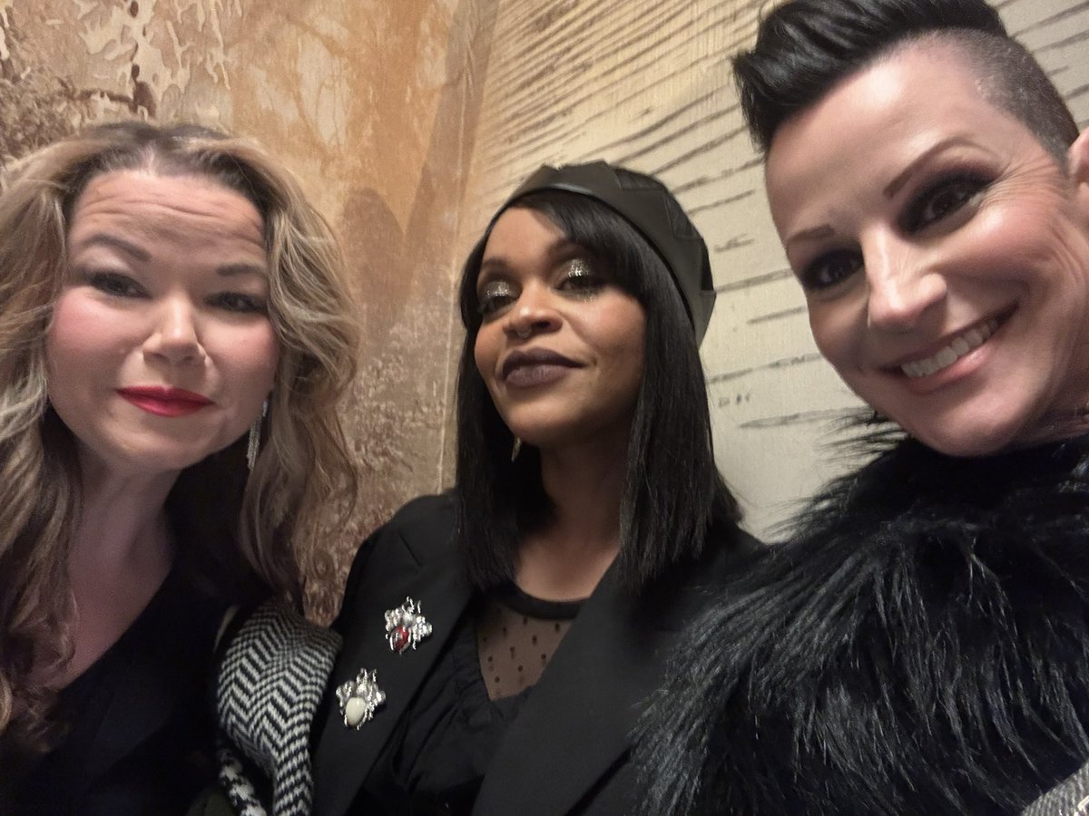 TJLondonauthor's tweet photo. At the Audie's with Jaclyn Kelso and Lady Bee! https://t.co/YVK1QxDwP2