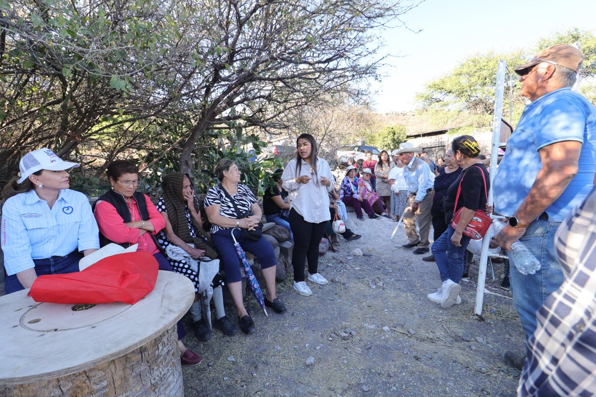 ValeriaGroA's tweet photo. Me reuní con vecinas y vecinos de la Cuauhtémoc, Diana Laura y Rancho Menchaca para dar seguimiento a distintas inquietudes y necesidades en común. Por indicación del presidente municipal @FeliFerMacias , seguimos trabajando en territorio, escuchando y dando respuestas puntuales. https://t.co/SI01M4oQug