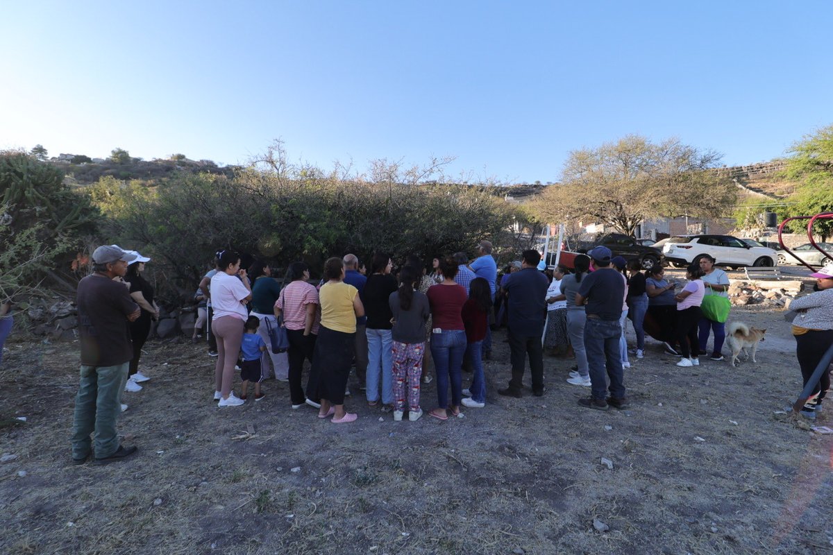 ValeriaGroA's tweet photo. Me reuní con vecinas y vecinos de la Cuauhtémoc, Diana Laura y Rancho Menchaca para dar seguimiento a distintas inquietudes y necesidades en común. Por indicación del presidente municipal @FeliFerMacias , seguimos trabajando en territorio, escuchando y dando respuestas puntuales. https://t.co/SI01M4oQug