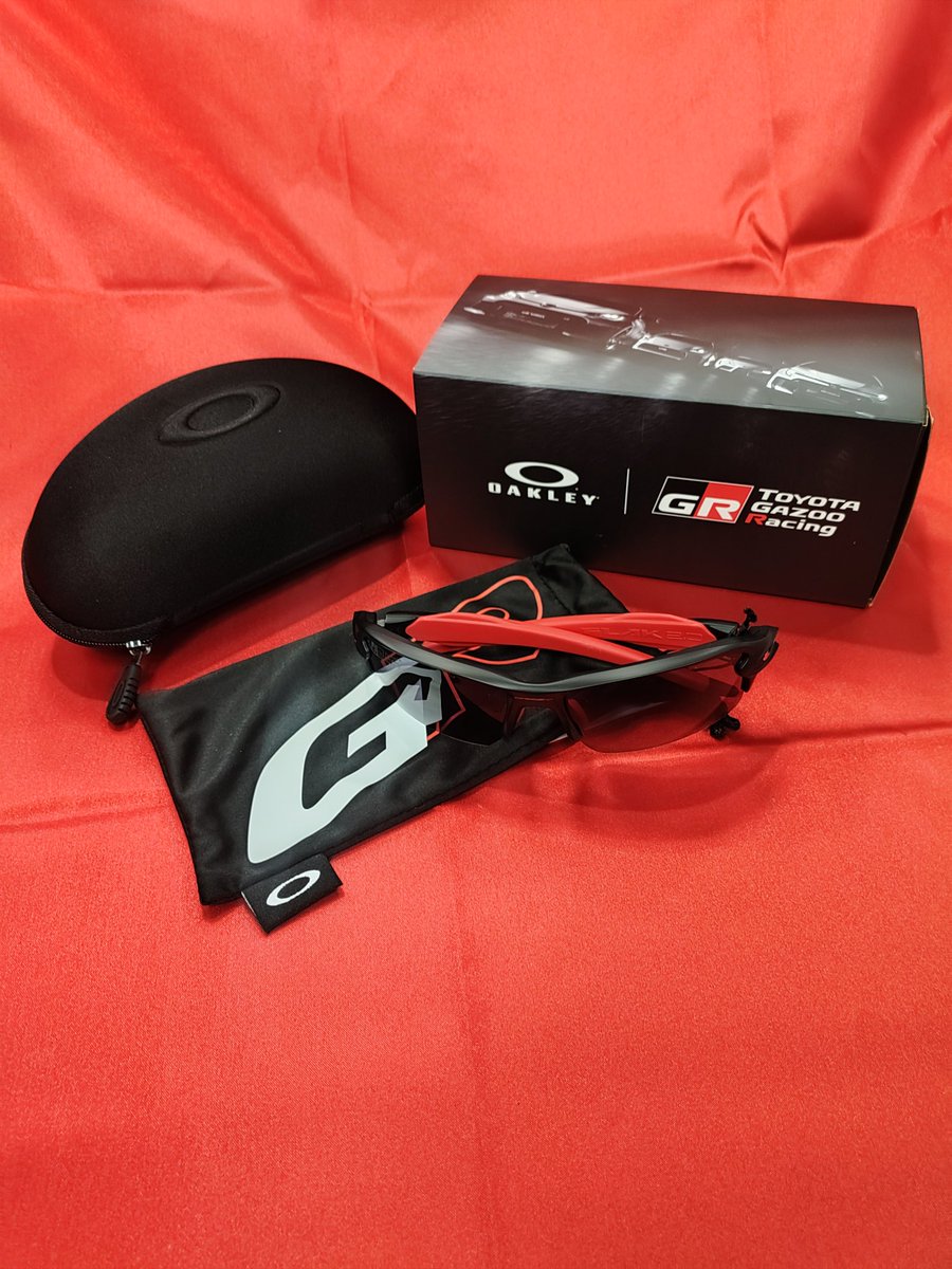 OAKLEY✕TGR サングラスFLAK2.0少量ですが、入荷しました(^o^) 外箱 