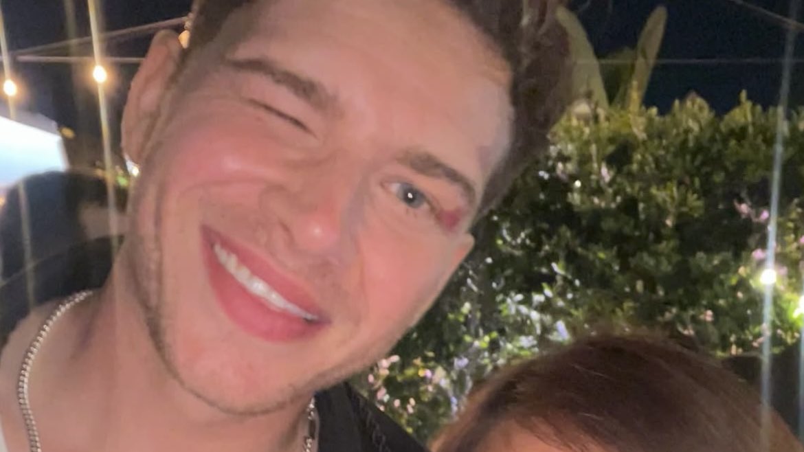 buckitallup's tweet image. i love when he ;D