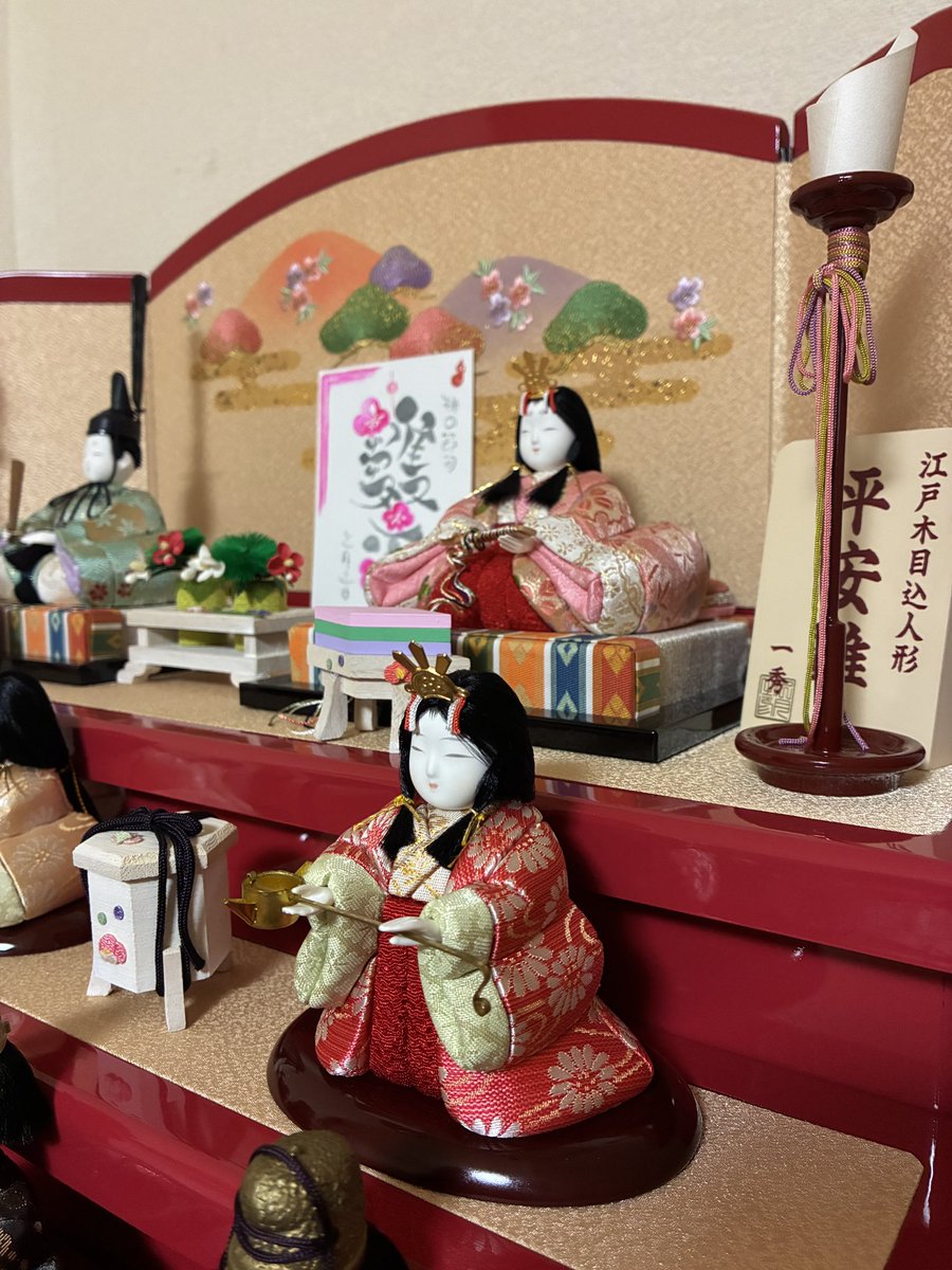 onoresyo_chiboo's tweet photo. 🌸桃の節句

今日は楽しい 雛祭り ✨🎎✨

『小さな段飾りだけど
　童謡歌詞通りのを買ってあげたい』と
愛孫へ贈ってくれた 父。

今年は🖌️オリジナル作品と
飾ってお祝い🌸

ありがとう じぃじ。
わたしの お父さん🍀

#三月三日
#ひなまつり
#父
#ありがとう
ふた作品目
落款印押し
詰めが甘い https://t.co/CUfGzjeXQm