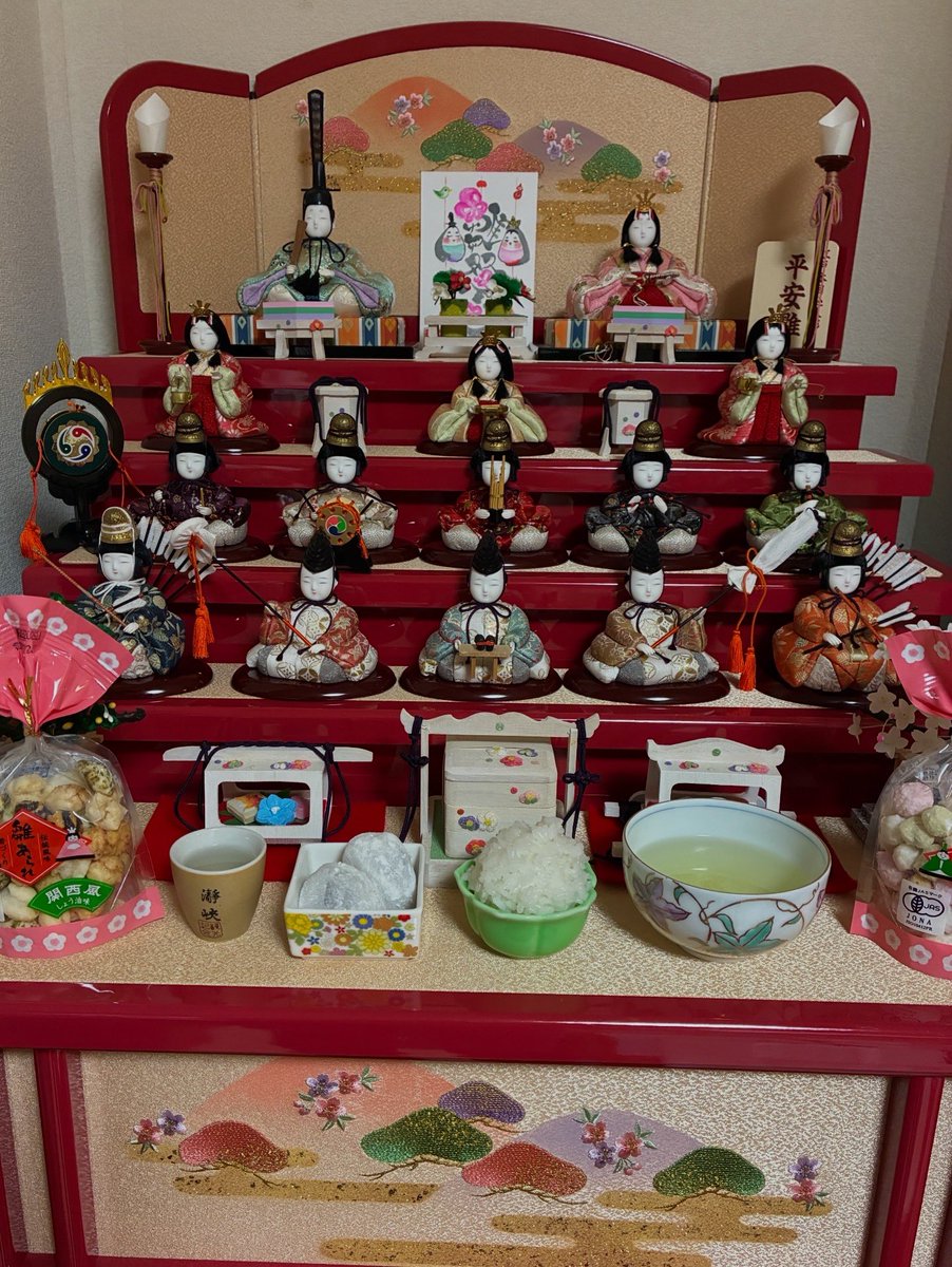 onoresyo_chiboo's tweet photo. 🌸桃の節句

今日は楽しい 雛祭り ✨🎎✨

『小さな段飾りだけど
　童謡歌詞通りのを買ってあげたい』と
愛孫へ贈ってくれた 父。

今年は🖌️オリジナル作品と
飾ってお祝い🌸

ありがとう じぃじ。
わたしの お父さん🍀

#三月三日
#ひなまつり
#父
#ありがとう
ふた作品目
落款印押し
詰めが甘い https://t.co/CUfGzjeXQm