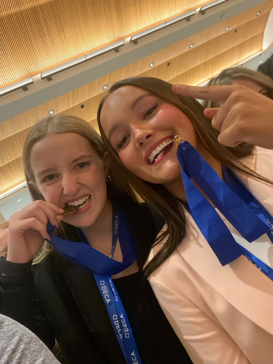 Mankato West Girls Hockey Club tweet media