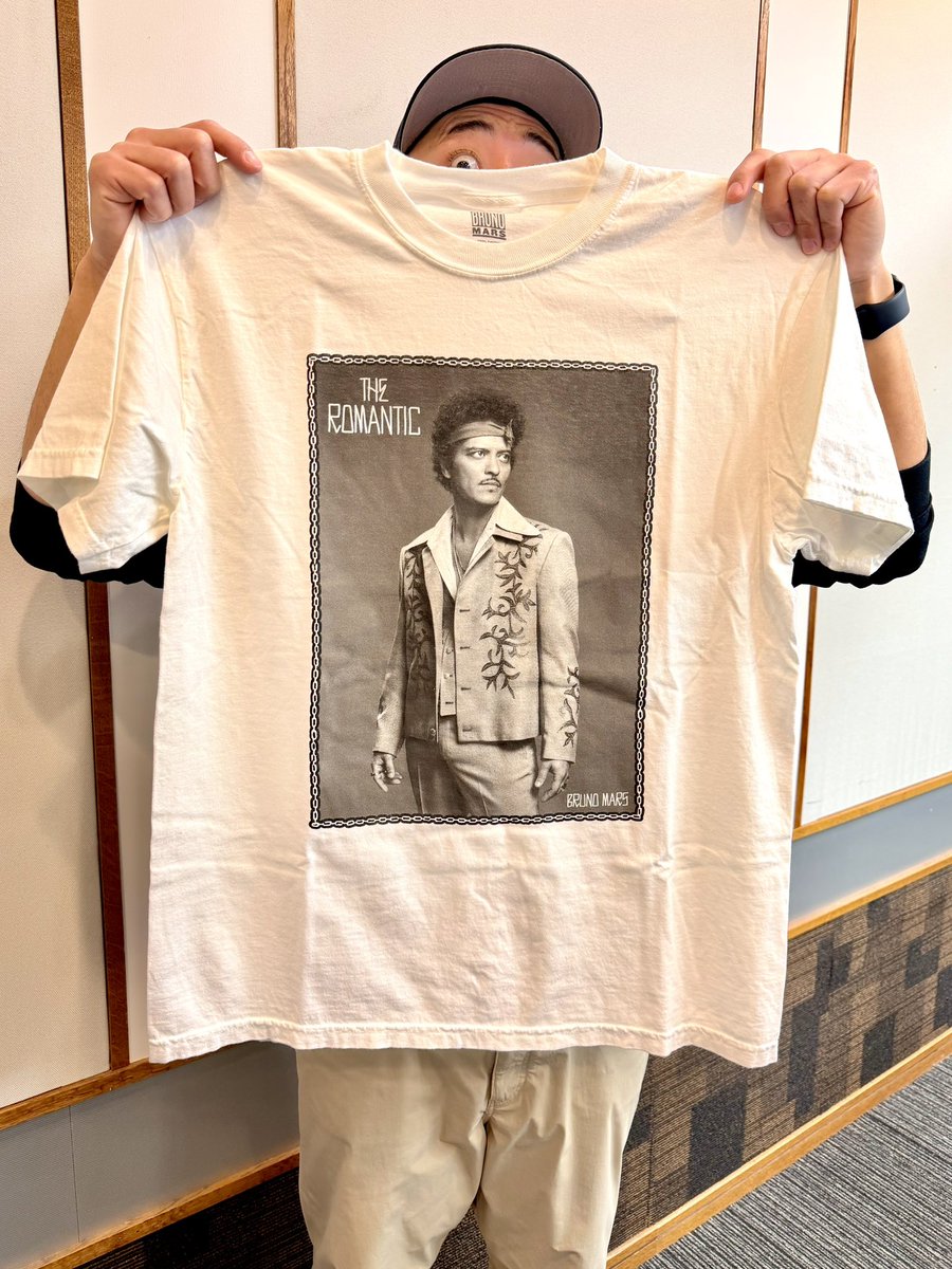 datefmrad's tweet photo. 🎁〚RAD ~Radio All Day~ #GIVEAWAY 〛

  🌹#ブルーノ・マーズ(@BrunoMars)😎
  🔳#TheRomantic 激レアTシャツ🔲

抽選で1️⃣名様にプレゼント❤️‍🔥
ご応募は…
✔︎ Follow!! ▶︎ @datefmrad
✔︎この投稿をリポスト!! 🔁 https://t.co/VCyx6va9FC