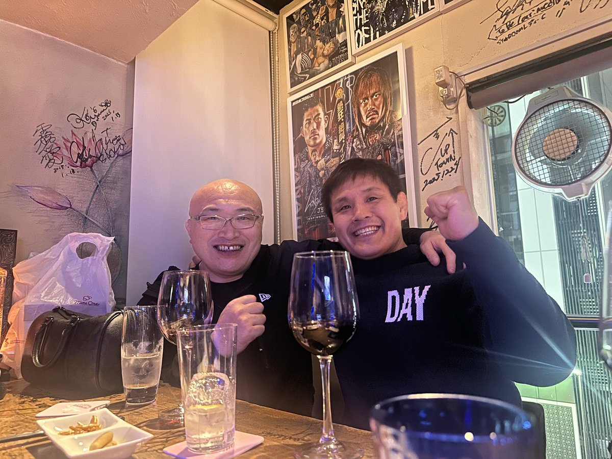 小原さんとは19歳の頃の新日テスト生で出会った時からたびたびお会いする不思議な縁。

PRIDE出場の時は出稽古に来てくれたり。考えてみれば柔道、プロレス、格闘技、全てに共通の知り合いがいて、繋がらない訳がない存在。またこうして会えることに有り難い。
#小原道由
#平成維新軍