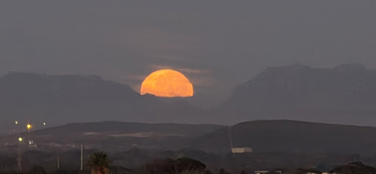 Beautiful scene this morning as the moon greets Cape Town.