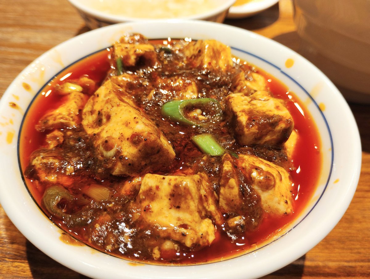 bonesetterYND's tweet photo. 桜木町『陳麻婆豆腐 』

人気定食1265円
5年半前 横浜市役所内商業施設｢ラクシスフロント｣にオープンした全国12店舗ある麻婆豆腐発祥店であり中国政府から認められた本格四川料理店。程良い辛みの中に絶妙なうま味・コクがありご飯が進む麻婆豆腐に花椒が効いた絶妙な濃厚辛みスープの担々麺も👍✨ https://t.co/NHQ1u6ZNAy