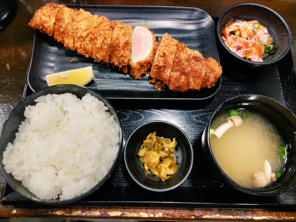 念願の
#キセキ食堂 
何年も前からずっと来たかったお店
お肉柔らかくて
めちゃめちゃ美味しかった
全部食べられる？って心配だったけど
気がついたら完食してた(笑)