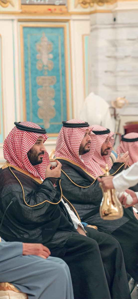 f20202f's tweet photo. ياوطنا العظيم ويا مقر الرساله
انعم انعم تحت ظل العدل والفضيله

عزوتاً قادها راع الظفر والشكاله
طيب الراس شيال الحمول الثقيله

مات ابو تركي وسدو مكانه عياله
كل يوماً وحنا فوق راس الطويله
#محمد_بن_سلمان 
#امنون_مطمئنون 
#الرياض_الان https://t.co/rC24G280SG