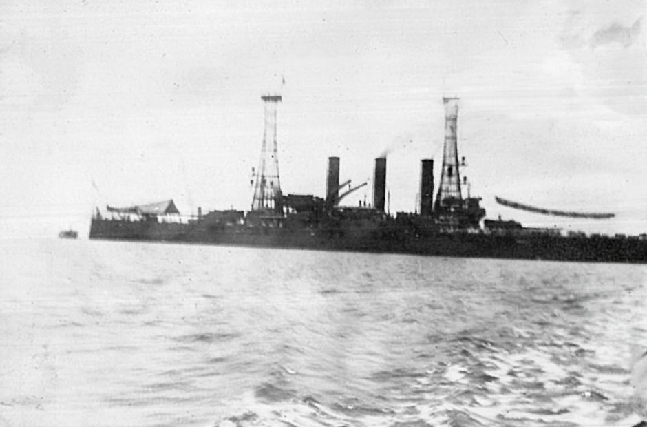 Worldsoldestham's tweet photo. Sailing the Pagan and James River in 1911: sailboat, steamship and Virginia-class battleship. #thingsthatfloat #sail #ship https://t.co/pDD8g6NnCM