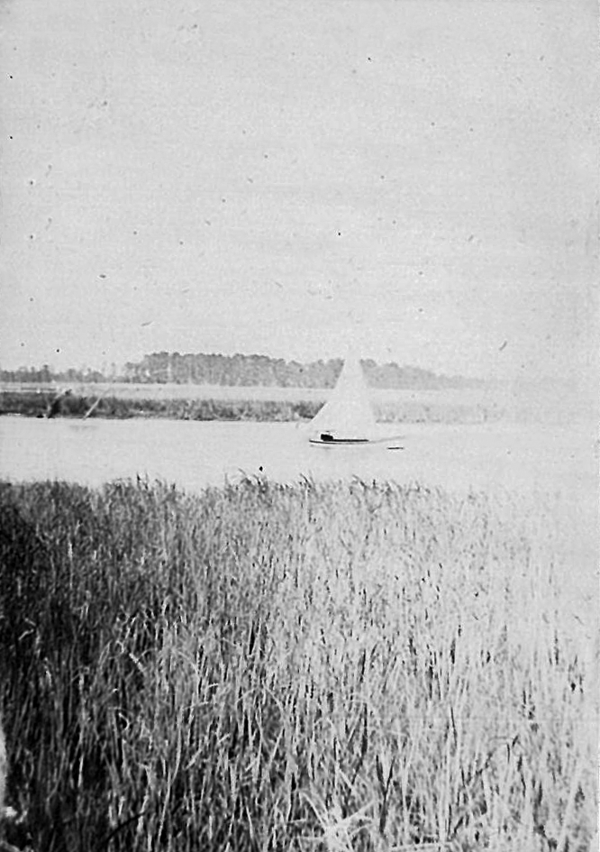 Worldsoldestham's tweet photo. Sailing the Pagan and James River in 1911: sailboat, steamship and Virginia-class battleship. #thingsthatfloat #sail #ship https://t.co/pDD8g6NnCM