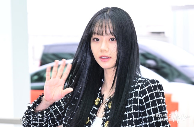 More airport press pics 💙 Stop scrolling, it's Lee Hyeri

#HYERI
#HyeriXBalmainPFW26
<a href="/Balmain/">Balmain</a> 
#ParisFashionWeek
#혜리