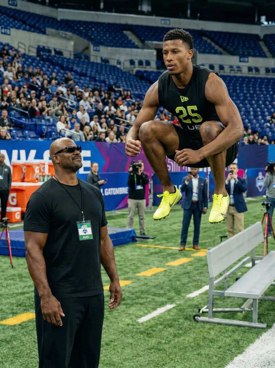 FootballCravee's tweet photo. REPORT:
Sonny Styles nearly jumped over his 6'4, 260 lb father. 

Freaky genes on these two. https://t.co/hjND3OFLpv