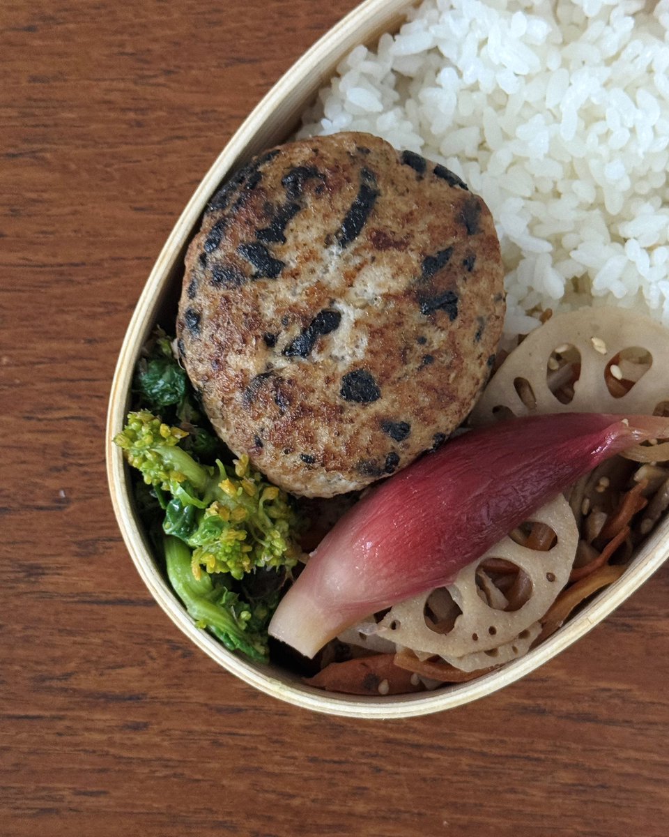 _chacosroom's tweet photo. 海苔バーグ弁当🥢
ハンバーグに海苔を入れてみたらめちゃくちゃ美味しかった...大好きなミョウガの甘酢和えと、春らしく菜の花のおひたしも🌼 https://t.co/O42cfYkiyv
