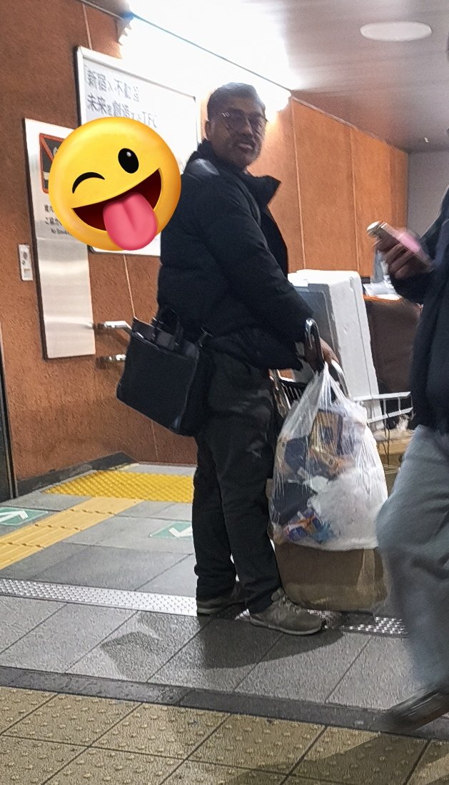 日本人の皆さん。
他の方の投稿にもありますが、こういう少しでも様子がおかしい外国人見かけたらすぐ110番しましょう。
インド系の男性がスーパーのカートいっぱいに荷物や食べ物を載せてエレベーターの無い地下入り口を降りようとしてたので浮浪者？と思い即110番！