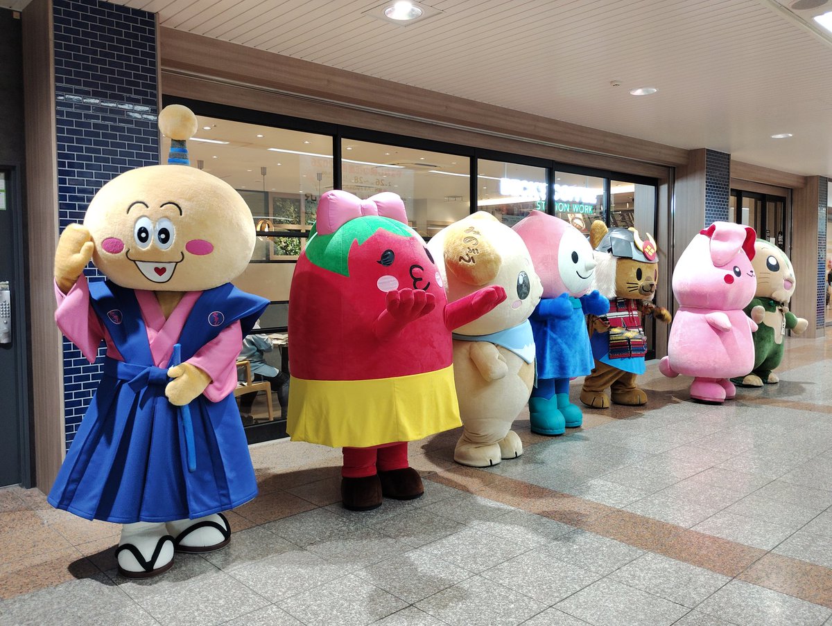 okarapan's tweet photo. 2月27日
八王子駅にて
「山梨　桃の花産直市2026」
山梨県内のキャラクターが
7人集合
しかも上野原市の
「たまじまる」さんも
登場すると知って駆けつけて
しまいました

甲州街道ウォークで
たまじまるさんを
知ったのですが、なかなか
会えなくて💕

上野原名物「せいだのたまじ」
も食べてみたい… https://t.co/qyWA5ficgy