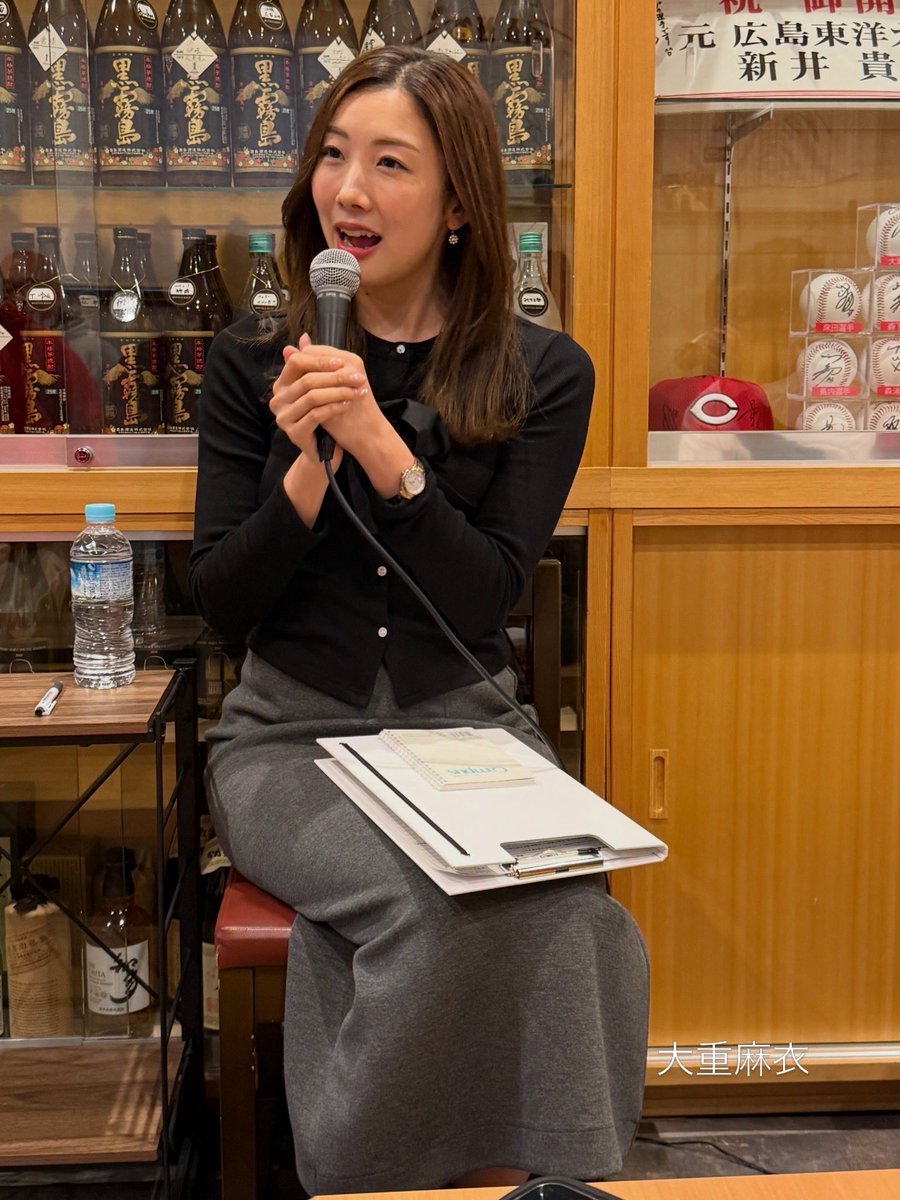 Ooshige8's tweet photo. カープトークショーの一場面です。

#大重麻衣　#アナウンサー #広島
#広島美人 https://t.co/1Tv6a1bFeF