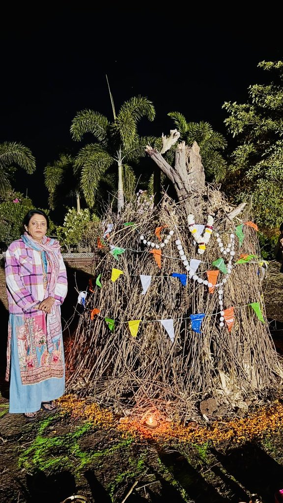 Lata_official's tweet photo. "निवास पर सपरिवार विधि-विधान से पूजन-अर्चन कर होलिका दहन किया।
आप सभी को होलिका दहन की हार्दिक मंगलकामनाएं!
#HolikaDahan #FestivalOfLights #VictoryOfGood #Holi2026 #Tradition #FamilyTime https://t.co/hodZUcYayN