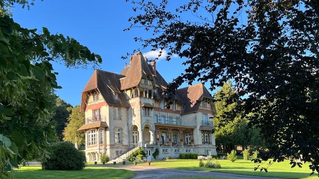 ThereseBaillard's tweet image. Le #château du Gué aux Biches est situé dans l’#Orne, en #Normandie, au cœur de la Forêt des Andaines, sur une colline dans un parc naturel privé de 13 hectares. L'histoire du château est très riche et des auteurs célèbres tels que Paul #Féval et Alexandre #Dumas y ont vécu.