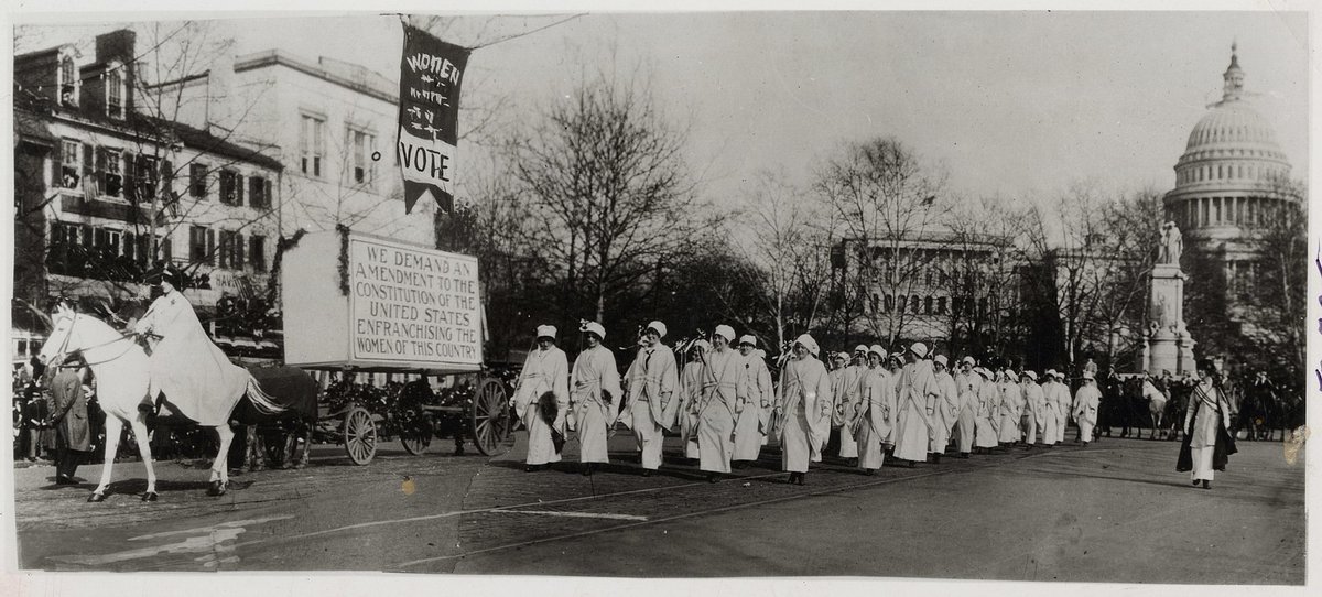 Con una puesta en escena extraordinaria, las feministas estadounidenses, lideradas por Alice Paul y abanderadas por Inez Milholland, organizaban #TalDiaComoHoy de 1913 una marcha por los derechos de las mujeres en la Avenida Pensilvania de Washington. Ante medio millón de