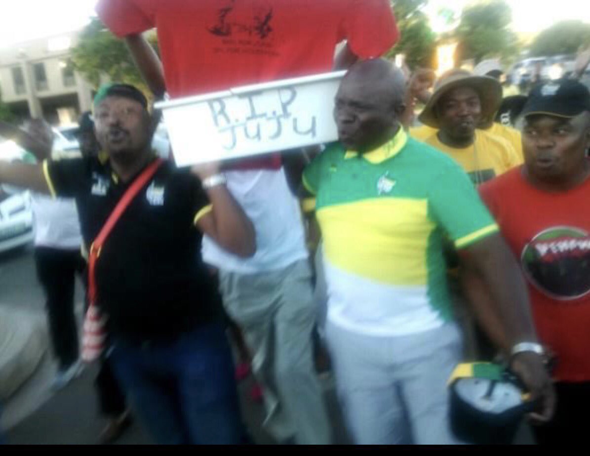 Man’s NOT Barry Roux tweet media