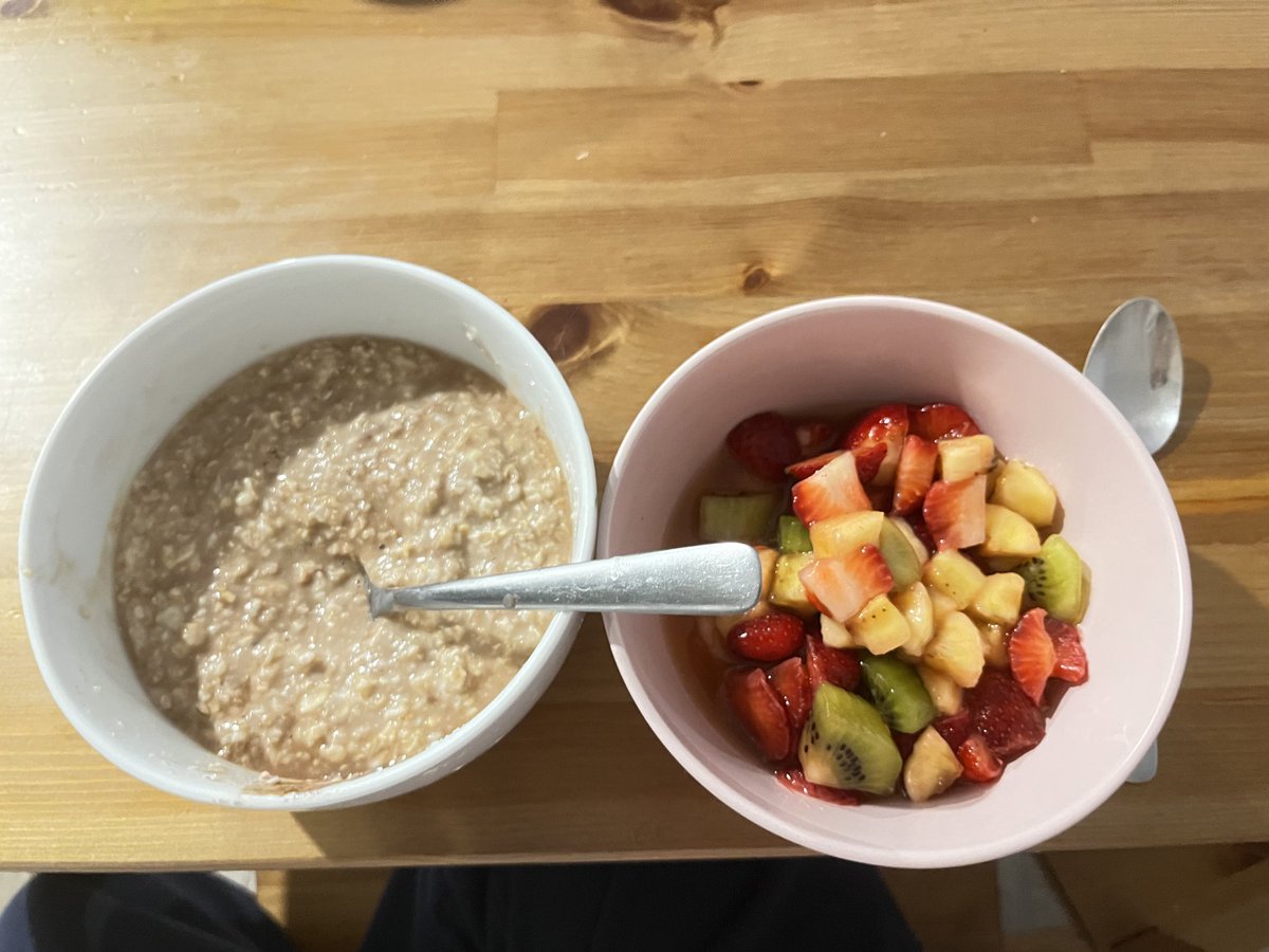 itserineluve's tweet photo. I am eating oat and fruits instead of extra sugared juice and a cake🤔 even if it’s just a little step towards less sugar, I’m still proud of myself ✨🥲 https://t.co/CQItY7mVe3
