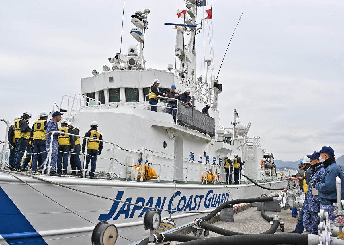 海上保安庁の巡視船「ほたか」が舞鶴地方隊の大波燃料貯油所に入港し