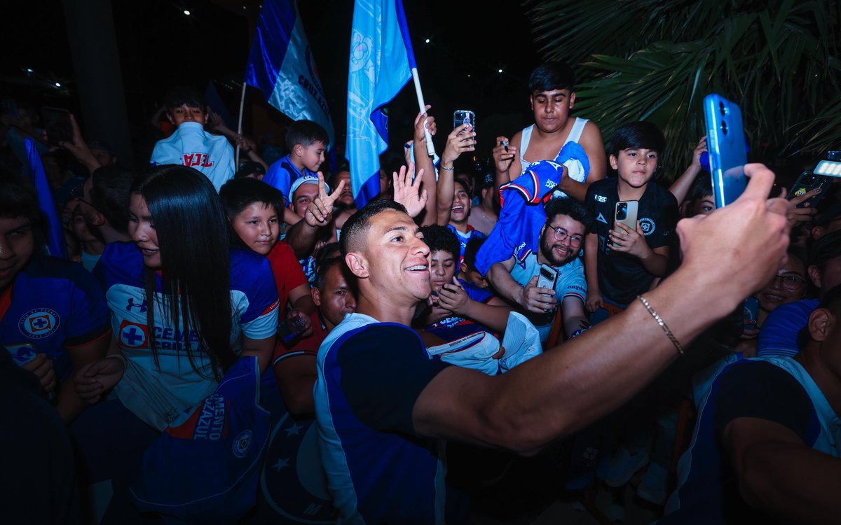 CruzAzul's tweet photo. A toda la gente de Torreón que vino al hotel de concentración a alentar: ¡Muchas gracias! Vamos juntos mañana por los tres puntos. 💙 https://t.co/Lq6Vgt62pn