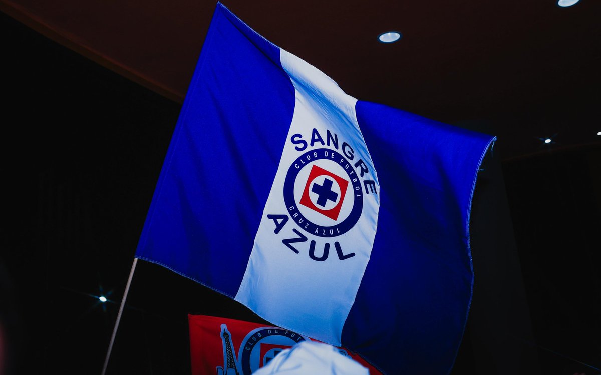 CruzAzul's tweet photo. A toda la gente de Torreón que vino al hotel de concentración a alentar: ¡Muchas gracias! Vamos juntos mañana por los tres puntos. 💙 https://t.co/Lq6Vgt62pn