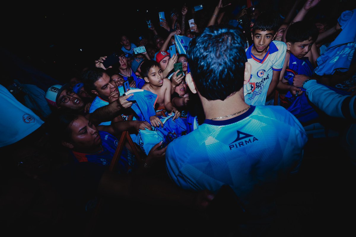 CruzAzul's tweet photo. A toda la gente de Torreón que vino al hotel de concentración a alentar: ¡Muchas gracias! Vamos juntos mañana por los tres puntos. 💙 https://t.co/Lq6Vgt62pn