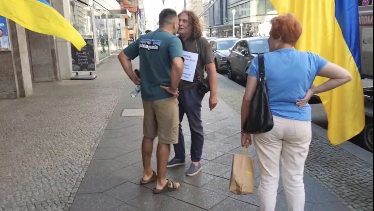 Seit eineinhalb Jahren steht Henry Lindemeier (<a href="/HenryLindo123/">Henry 🦩</a>) fast täglich friedlich auf dem Bürgersteig vor dem Russischen Haus in Berlin, um für die Ukraine zu demonstrieren. Mit sich führt Henry eine große Ukraine-Fahne und eine kleine, tragbare JBL-Box, auf der ukrainische