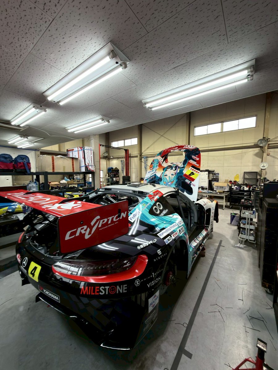 『1/1 グッドスマイル 初音ミク AMGを作ろう🔧』
  第7回レポートです！  
作業は佳境を迎えています！
外装が取り付けられ、中身むき出しのメカニカルな姿から見慣れた姿になってきました。

(え)#fightgsr #SUPERGT #グッドスマイル初音ミクAMGを作ろう #MercedesAMGGT3 #MercedesAMGMotorsport