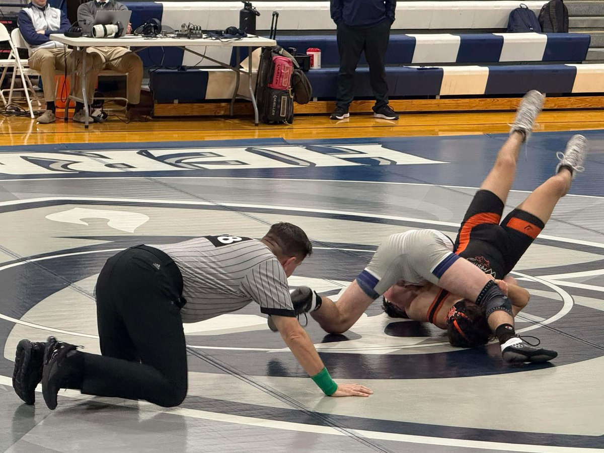 Ryan5Schmidt's tweet photo. Some wrestling from this season 2-2 on varsity undefeated on JV, here is a couple pins i got on film. wrestling up in weight!! https://t.co/F0hQ24pCXD