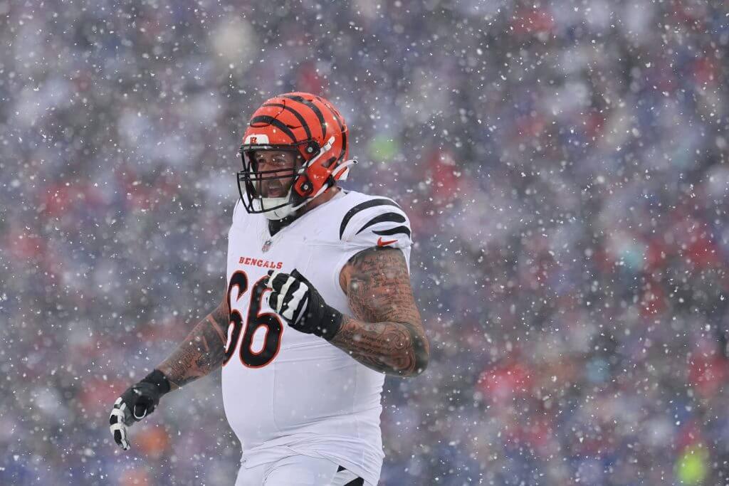 Franknstein1918's tweet image. The Bengals just locked in Dalton Risner on a one-year deal—up to five million bucks—right before free agency kicks off. He's staying at right guard, where he started strong last season, especially in those final seven games when the line's pass protection jumped way up. Joe