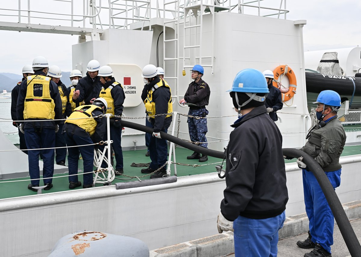 海上保安庁の巡視船「ほたか」が舞鶴地方隊の大波燃料貯油所に入港し