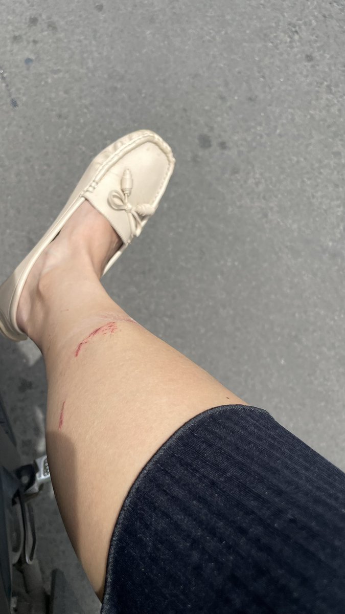 biehanna's tweet photo. Kepeleset semen basah di st Duri @CommuterLine tepatnya di jalan keluar pejalan kakiii deket sekolah pelita. Bisa2nya tambel semen basah gak di pasang sign loh. https://t.co/VF1hxsnIiM