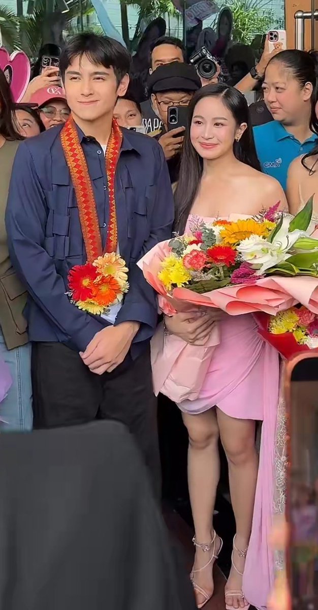 CapEathOfc's tweet photo. Gets nyo ba ako??? ganito yung sinasabi ko magkatabi lang pero nag uumapaw sa chemistry 

CAPEATH HOMECOMING DAY 
CAPEATH HOMECOMING DAY 
#CapEath https://t.co/yq8cJNZKUA