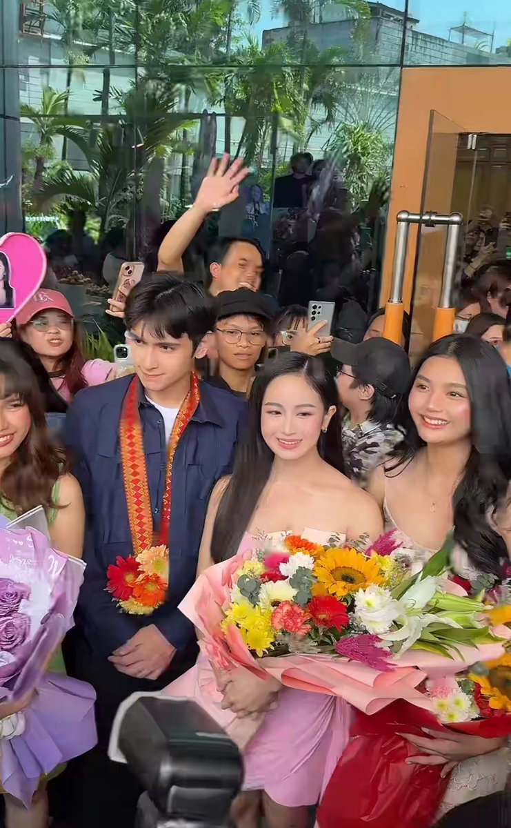 CapEathOfc's tweet photo. Gets nyo ba ako??? ganito yung sinasabi ko magkatabi lang pero nag uumapaw sa chemistry 

CAPEATH HOMECOMING DAY 
CAPEATH HOMECOMING DAY 
#CapEath https://t.co/yq8cJNZKUA