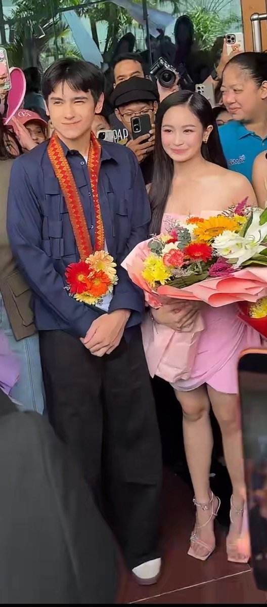 CapEathOfc's tweet photo. Gets nyo ba ako??? ganito yung sinasabi ko magkatabi lang pero nag uumapaw sa chemistry 

CAPEATH HOMECOMING DAY 
CAPEATH HOMECOMING DAY 
#CapEath https://t.co/yq8cJNZKUA