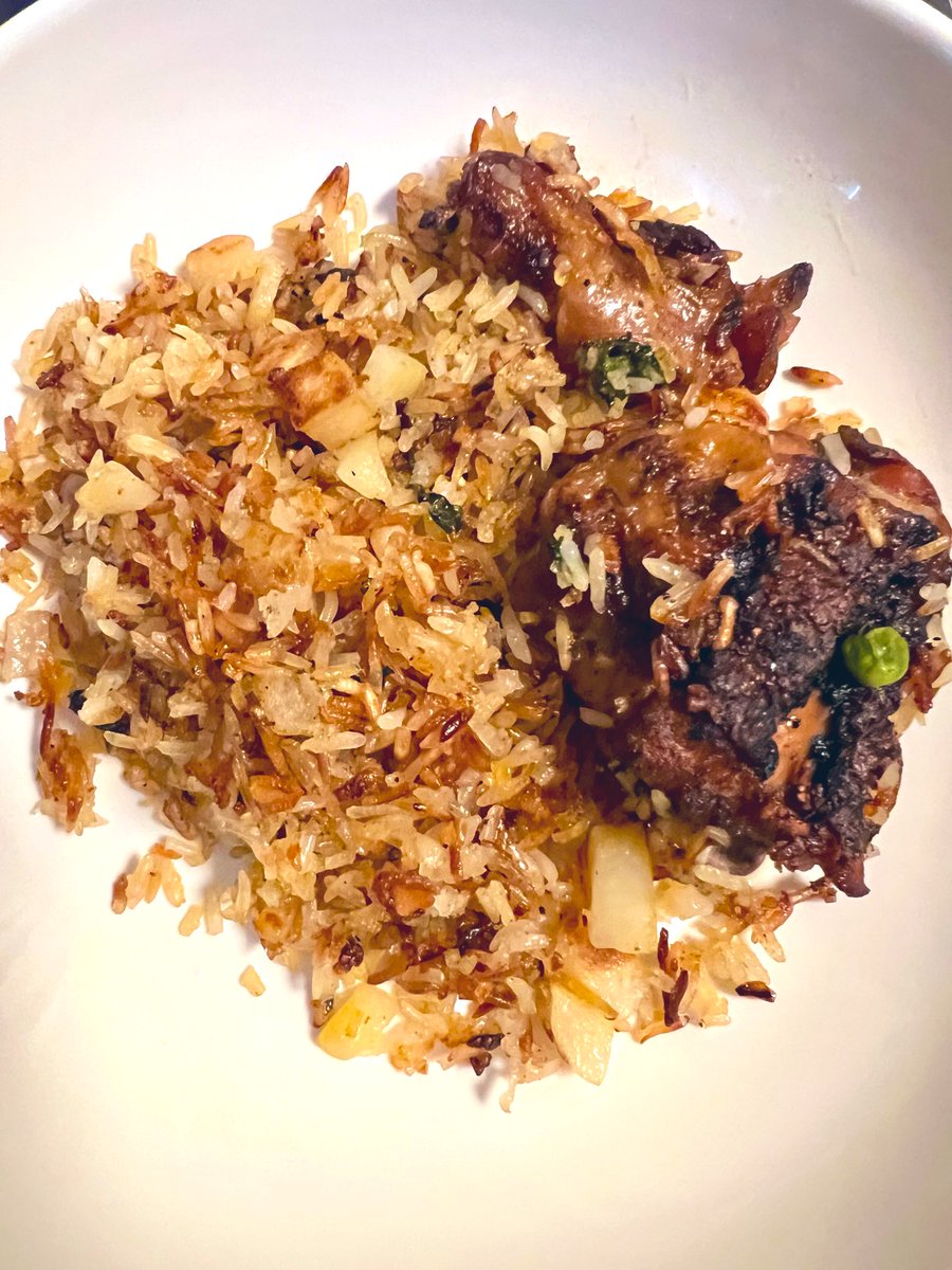 LeighTobes's tweet photo. Living for the CRISPY RICE! The luscious chicken, charry grill marks, tiny cubed velvety potatoes, aromatic onion, and a pop of peas… I made it crispy, @bflay #crispyrice 🍚 #familymeal #Feb27💌 https://t.co/rXlfijJIrM