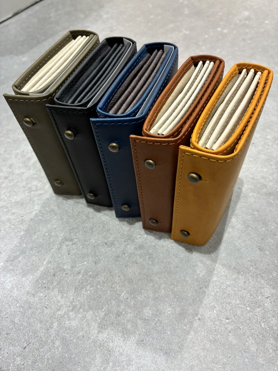 althorp_saga's tweet photo. エムピウ『ミッレフォッリエII P25』入荷♪

ブルー　　　　３本　グリージョ        2本
ブラック　　　3本　コニャック　　３本
ナポリ　　　　3本

お一人様1点までのご購入とさせていただきます。完売時はXでお知らせしますが、ご来店時に売り切れの場合もありますのでご了承くださいませ🙇‍♂️ https://t.co/4LTCQN8Eyw
