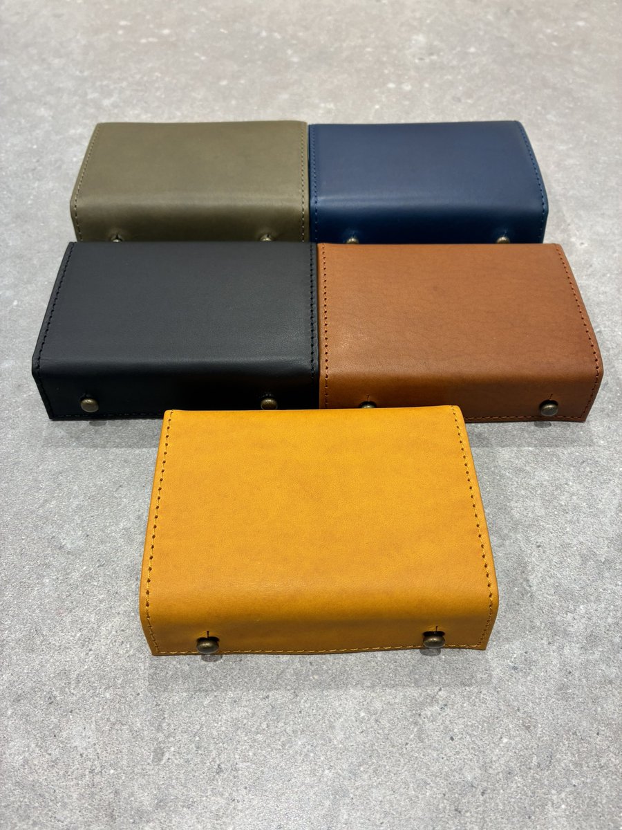althorp_saga's tweet photo. エムピウ『ミッレフォッリエII P25』入荷♪

ブルー　　　　３本　グリージョ        2本
ブラック　　　3本　コニャック　　３本
ナポリ　　　　3本

お一人様1点までのご購入とさせていただきます。完売時はXでお知らせしますが、ご来店時に売り切れの場合もありますのでご了承くださいませ🙇‍♂️ https://t.co/4LTCQN8Eyw